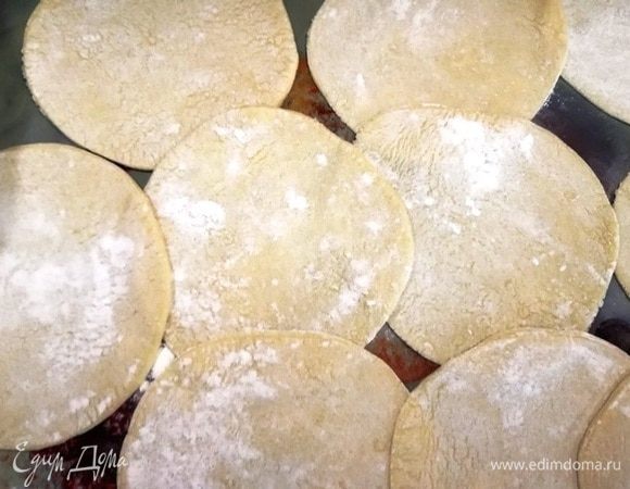 Я раскатываю все тесто сразу и вырезаю одинаковые заготовки.