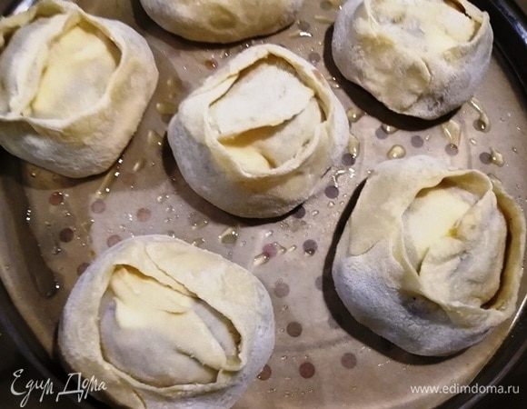 Варить будем на пару в мантоварке. На дно каждого уровня я кладу бумагу для выпечки и смазываю ее растительным маслом. Таким образом все манты останутся целыми и легко снимутся. Варим манты 40 минут.