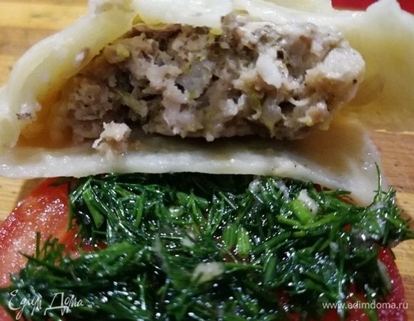 Как видите, тесто получилось тонкое (очень вкусное), много сочной начинки.