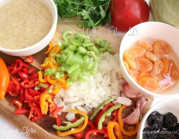Курагу замочить на некоторое время в кипятке, чтобы она стала немного мягче. Булгур замочить в кипятке, мисочку с булгуром накрыть крышкой. Сладкий перец разрезать на половинки, удалить семенную часть. Мелко нарезать большую часть перцев, несколько кусочков перца можно нарезать тонкими полукольцами — они пойдут не в начинку, а на дно горшочков. Лук почистить, мелко нарезать.