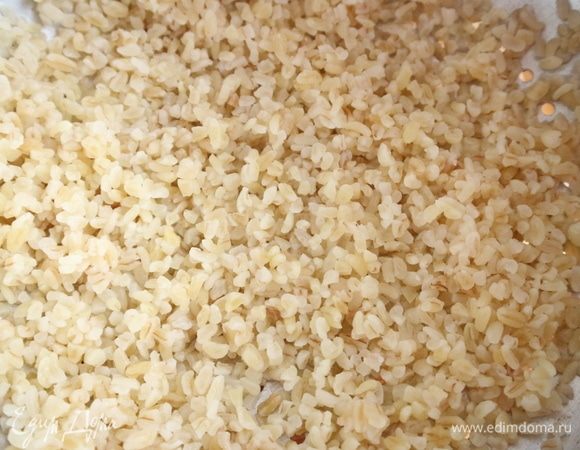 Затем булгур откинуть на сито, просушить.