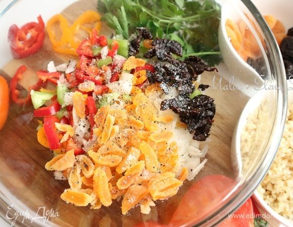 Чеснок почистить, пропустить через пресс. Собрать начинку. В большую миску положить сладкий перец, чеснок, лук, нарезанные на кусочки чернослив и курагу (надо взять половину кураги и чернослива от указанного в ингредиентах количества).