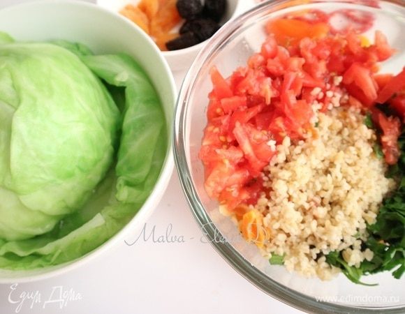 Добавить в начинку мелко нарезанный один помидор, измельченную зелень петрушки, булгур, посолить, поперчить. Капусту поместить в подсоленный кипяток и проварить, чтобы листья стали мягкие, но не переварить. Откинуть на дуршлаг, дать стечь воде.