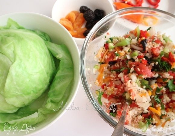 Перемешать начинку. Капусту разделить на отдельные листья.