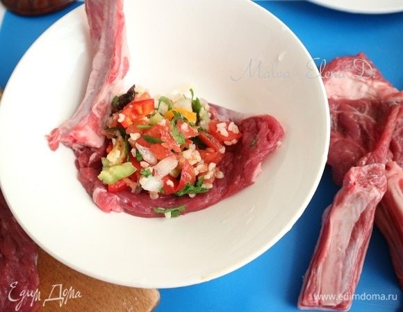 Кладем начинку на кусочек корейки.