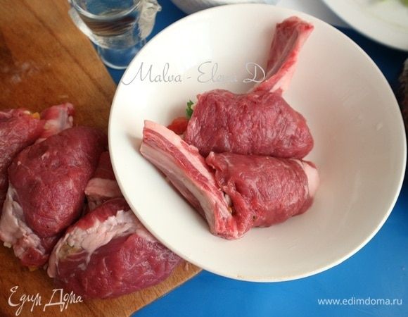 Закрутить начинку в ягнячью корейку.