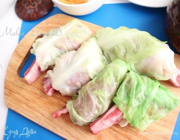 Закрутить корейку в капустные листья, оставив часть косточки снаружи.