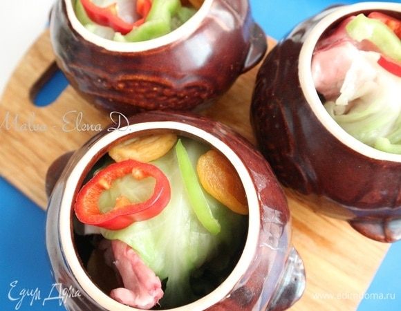 Поместить толму в горшочек, сверху — несколько кусочков перца, курагу, залить водой, добавить немного белого сухого вина.