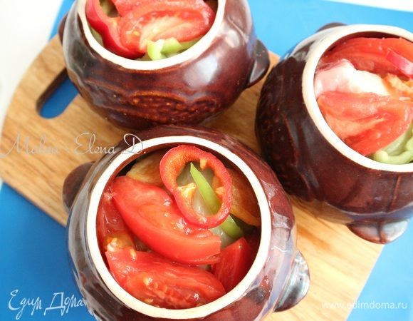 Добавить несколько долек помидора.