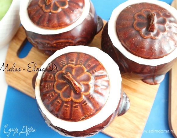 Под крышечки поместить по кружочку армянского лаваша. Отправить горшочки в предварительно разогретую до 200°C духовку, на 50–55 минут.