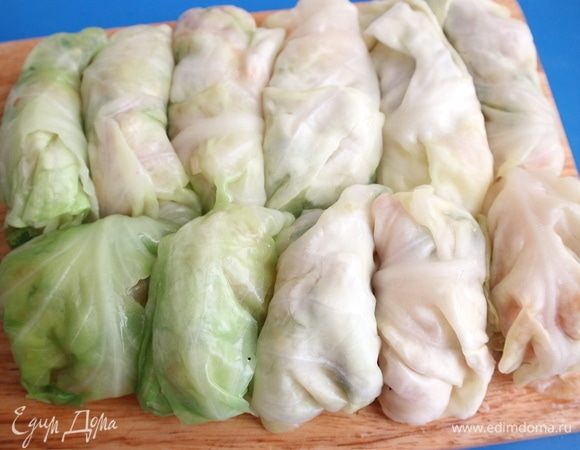 Из оставшейся капусты и начинки получилось 10 штук небольшой толмы. Я ее зажарила слегка на сковороде на оливковом масле и запекла с добавлением небольшого количества воды в духовке в течение 30 минут.