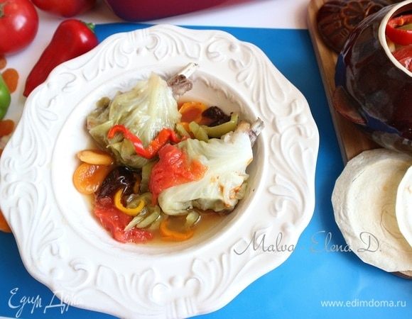 А вот та самая из глиняного горшочка, ну очень вкусная толма с корейкой ягненка на косточке. Ароматная и нежная. Подают ее вместе с жидкостью, в которой она варилась.