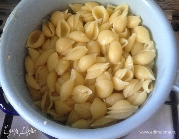 Сначала нужно отварить макароны. В кипящую подсоленную воду опустить макароны, примерно полпачки, и варить до готовности.