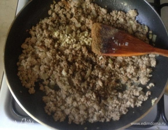 Про фарш, всегда покупаю кусок мяса и перекручиваю в мясорубке, предпочитаю 50/50 говядина и свинина. В сковороду к луку добавить фарш и постоянно перемешивать. Огонь должен быть большим, так как фарш отдает воду, и нам не надо его тушить, а именно обжаривать. Посолить, поперчить, добавить паприку.