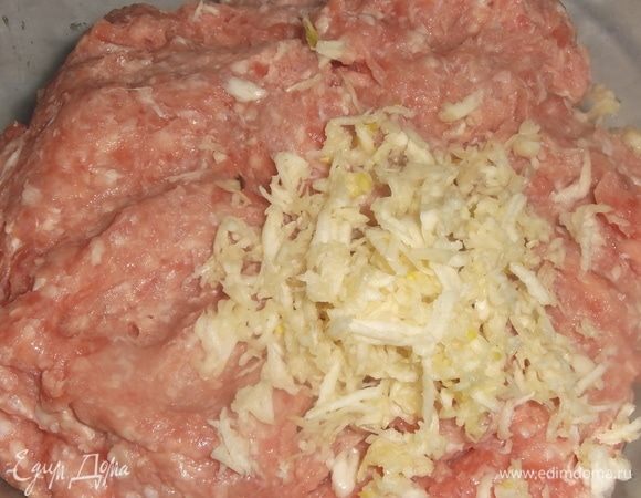 Фарш отбить. Добавить давленый или натертый чеснок. Посолить, поперчить. Хорошо перемешать и еще раз отбить. Добавить сырой промытый рис.