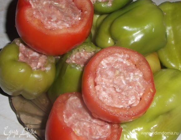 Начинить фаршем перцы. Если фарш остается, начинить им помидоры.