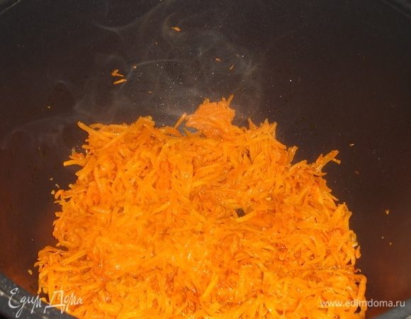 Обжарить на масле натертую морковь.