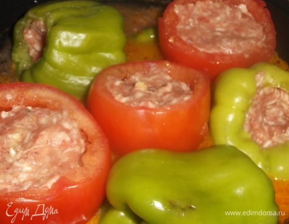 Поверх моркови выложить перцы. Добавить воды, чтобы овощи не были полностью покрыты ею. Накрыть крышкой и тушить 40 минут. В процессе посолить.