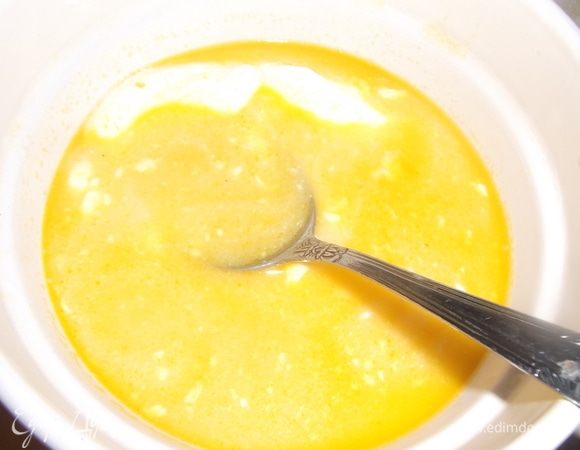 Сметану развести бульоном от перца.