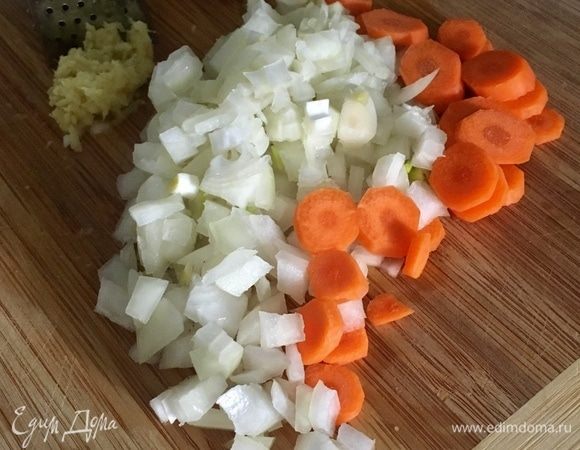 Лук нарезать мелко. Морковь, если такая же небольшая, как и у меня, — колечками. Имбирь натереть на терке. Нам необходима, примерно, чайная ложка с горкой натертого имбиря.