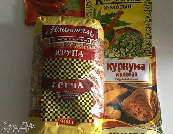 Подготовим специи, которые и создают ароматную базу этого блюда. Итак, я использую сушеную кинзу, молотый кардамон, сладкую красную паприку и молотую куркуму, о полезности которой знает в наше время всякий. Если любите острое, очень советую добавить в эту компанию перец чили. Будет ох, как ядрено!