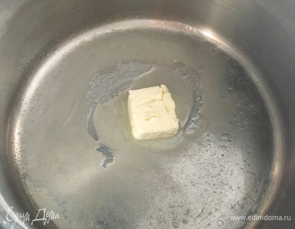 В кастрюльке разогреть пару ложек растительного и чайную ложку сливочного масла.