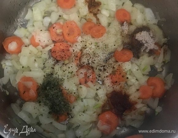 В кастрюльку к маслу добавляем лук и морковь. Обжариваем. Когда овощи станут мягче, солим и перчим по вкусу, добавляем подготовленные специи: кинзу, кориандр, куркуму и паприку. Перемешиваем, даем маслу и овощам пропитаться ароматами специй. От соприкосновения с горячим маслом, специи начинают сильно благоухать.