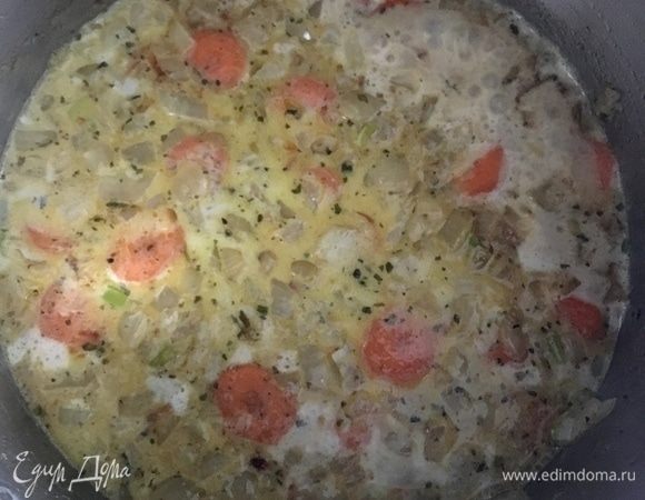 Вливаем молоко к овощам и специям, перемешиваем и тушим этот сливочный соус практически до готовности овощей.