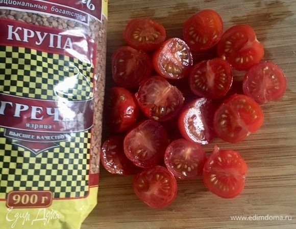 В это время помидоры черри разрежем пополам.