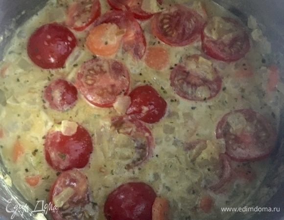 Добавим помидоры в соус. Перемешиваем и тушим еще пару минут.