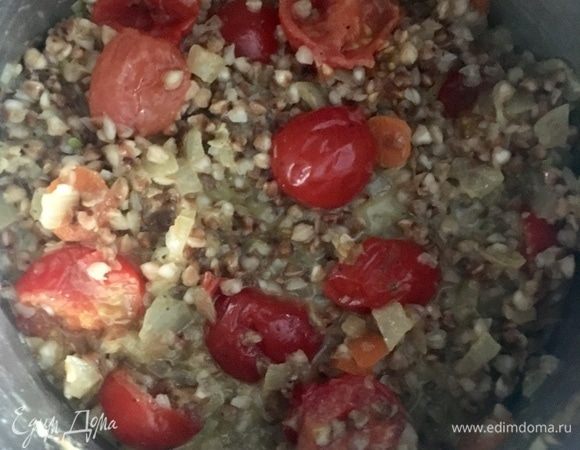 Соединяем крупу со всеми ингредиентами соуса. Если кажется, что суховато, можно еще добавить молока или воды. Мне хотелось, чтобы греча была полностью покрыта соусом, чтобы этот неимоверно вкусный и ароматно-пряный соус обволакивал каждое гречневое ядрышко. Но при этом ни в коем случае крупа не должна в нем плавать. Поэтому смотрите по ситуации и ориентируйтесь на свой вкус. Гречу в соусе томить минуты 2–3. Выключить и дать настояться под крышкой еще минут 15.