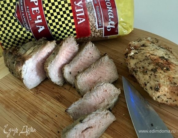 А в это время подготовим мясной ингредиент нашего блюда. Здесь все зависит от вашего вкуса и настроения. Такой насыщенный ароматами и специями гарнир, как гречка в сливочно-имбирном соусе, мне захотелось подать к какому-нибудь незамысловатому варианту жареного или запеченного мяса. После очередного пикника остался шашлык из свинины. Идеально постная свинина, жареная на углях, а значит, жареная без лишних жиров и калорий, вписалась в это блюдо. Нарежем мясо кусочками.