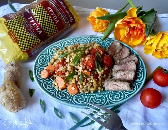 И можно сервировать блюдо. Горячая рассыпчатая, ядрышко к ядрышку, гречка, но при этом нежная, в сливочно-пряном соусе с овощами, идеально сочетается с мясом на гриле. Не забудьте посыпать блюдо свежей зеленью, в моем случае — зеленый лук. Можно наслаждаться! Приятного аппетита!