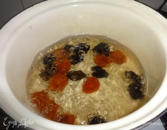 Поставить кастрюлю с водой на огонь, довести до кипения, всыпать соль и сахар. Кладем сухофрукты и варим до полуготовности.