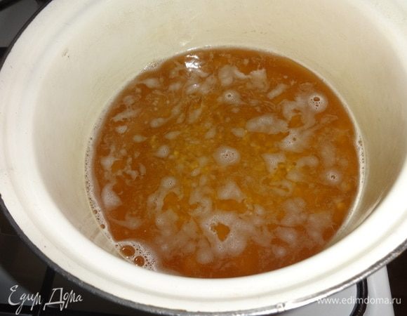 Фрукты вынуть из отвара. Отвар процедить через марлю. Измерить объем отвара. Он должен быть равен 2 стаканам. Если отвара больше или меньше, то, соответственно, отлить или долить воды. Вылить отвар обратно в кастрюлю, всыпать крупу полтавскую ТМ «Националь». Варить 10 минут.