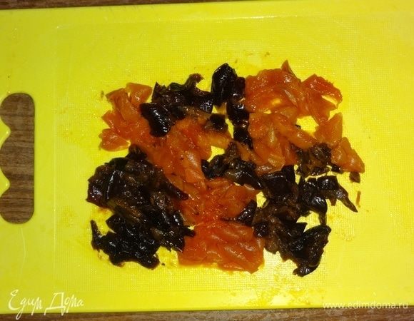 Отваренные сухофрукты нарезать мелкими кусочками.