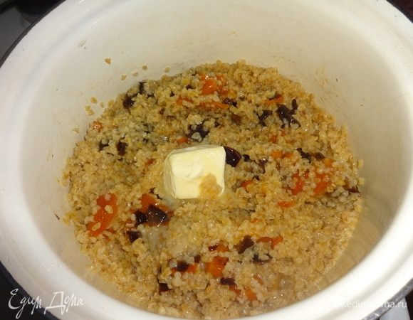 В кастрюлю с кашей положить нарезанные фрукты и сливочное масло, варить еще 5 минут. Накрыть кастрюлю крышкой и дать постоять 10–15 минут.