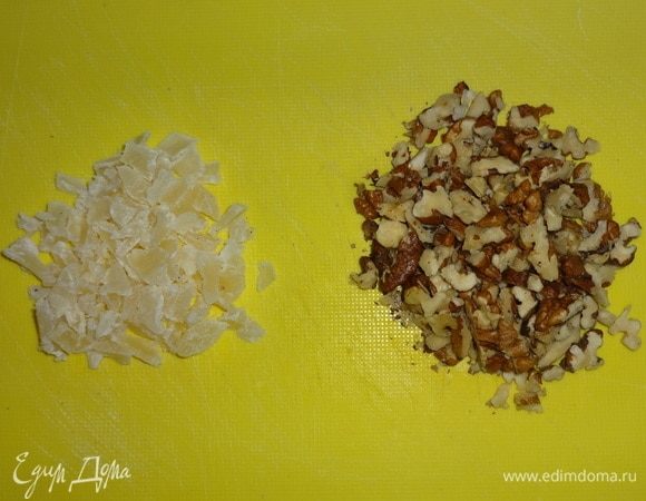 Орехи очистить от скорлупы, измельчить ножом в крупную крошку. Цукаты мелко нарезать.