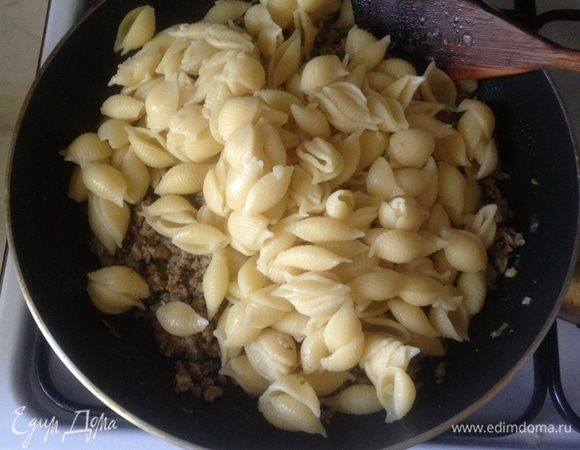 Добавляем макароны к фаршу, равномерно перемешиваем.