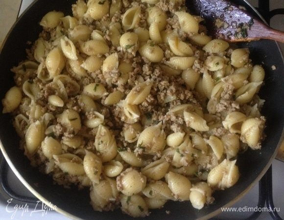 Томим на огне еще минуту, накрываем крышкой и выключаем огонь, даем пропитаться вкусом.