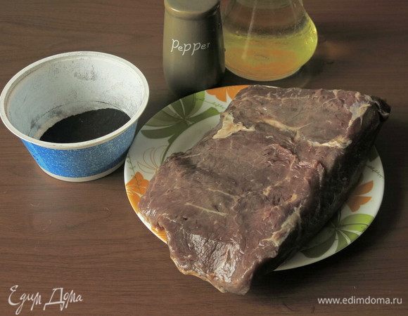 Подготовим продукты: говядину для ростбифа, масло растительное, перец перемолотый, зола — 3 ст. л. Для золы высушиваем зелень порея и черешки петрушки и укропа, сжигаем, перемалываем.