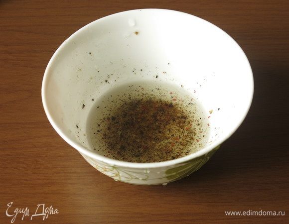 Смешиваем перец, ½ ч. л. и масло.