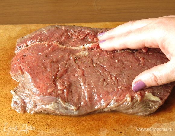 Говядина не парная, не замороженная. Кусок комнатной температуры. Срезаем жилы, если они есть. Смазываем маслом с перцем, массируем мясо. Даем постоять 15 минут.