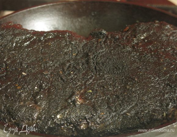 Обжариваем по 15–20 секунд на раскаленной сковородке-гриль кусок говядины. Вилку не используем, переворачиваем щипцами или лопатками.