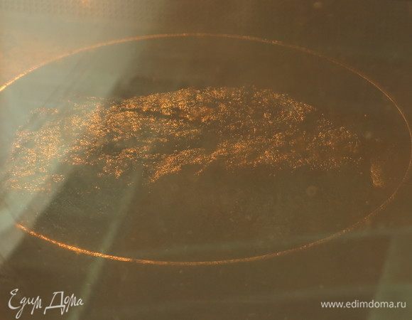 Ставим мясо в горячую духовку и выдерживаем 5 минут, по минуте на каждые 100 г.