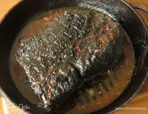 Потом выключаем духовку и выдерживаем 40 минут, не открывая духовку, — мясо доходит. Сок выделяется.