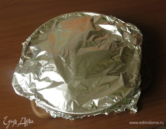 Вынимаем мясо, накрываем фольгой и выдерживаем еще 15 минут для завершения процессов.