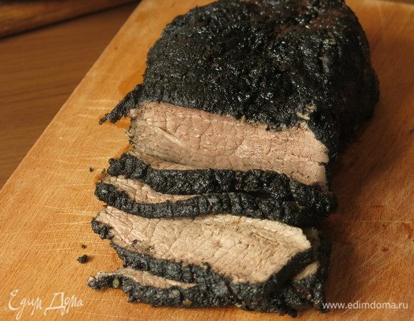 Нарезаем кусок или охлаждаем. Корочка из золы дает слегка уловимый вкус, немного пряный.