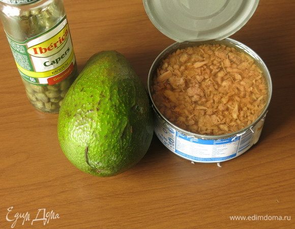 Для соуса возьмем тунца, авокадо и каперсы (для замены можно взять оливки). Соль и перец по вкусу, но и без этих компонентов вкус очень необычный и насыщенный. За рецепт соуса спасибо Наталье М, Магнаго. В авторском исполнении — оливки вместо каперсов.