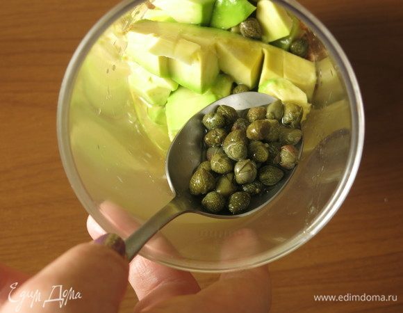 Добавляем тунца и каперсы — 2 ст. л. рассола и сами каперсы.